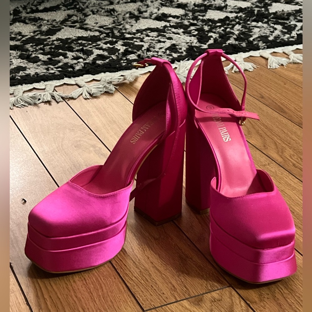HOT PINK PLATFORMS!